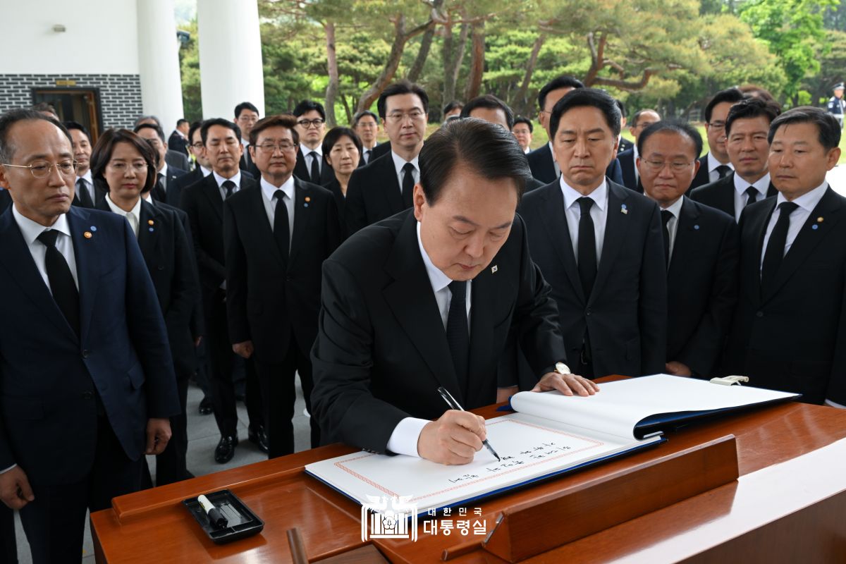 정부 출범 1주년 국립서울현충원 참배