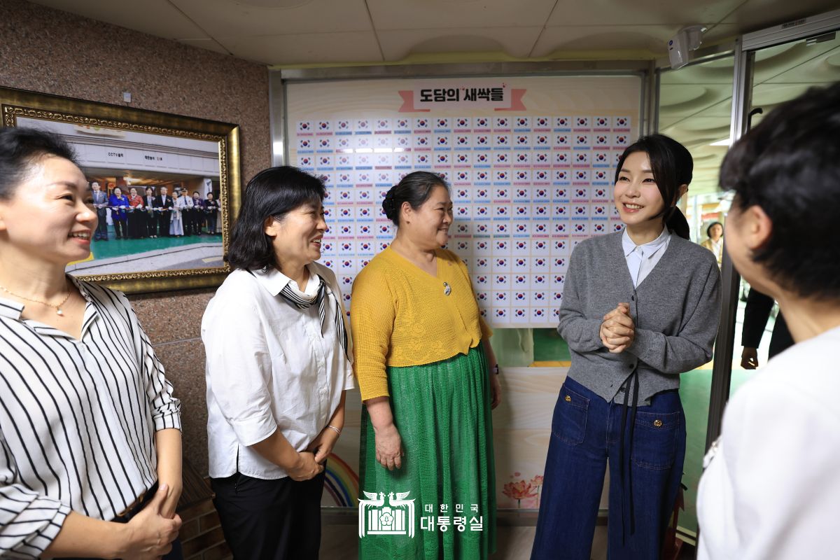 김건희 여사, 미혼모자가족 복지시설 방문