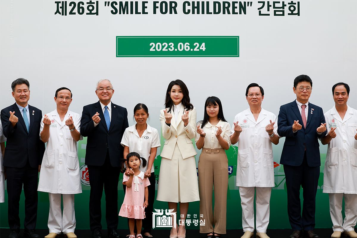 김건희 여사, ‘스마일 포 칠드런(Smile for Children)’ 얼굴기형 어린이 무료수술 봉사 현장 방문