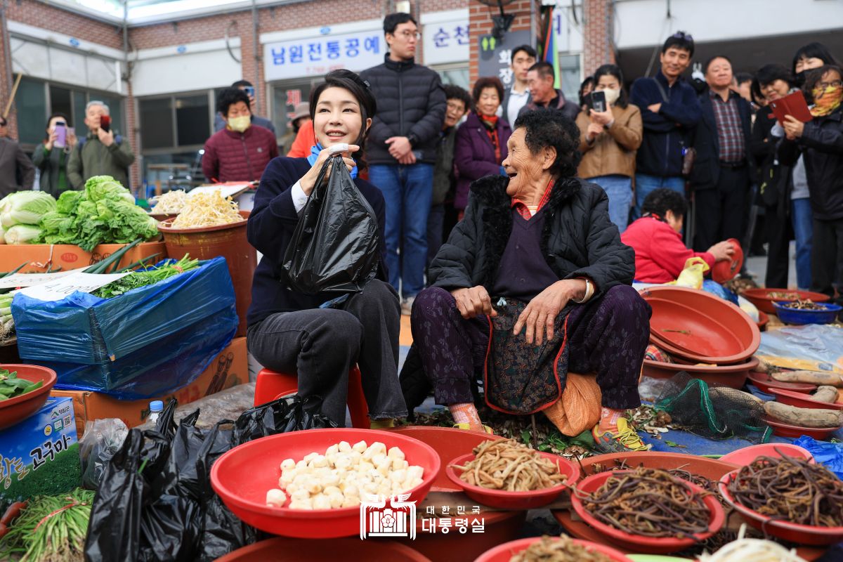 김건희 여사, 전남 순천 아랫장 전통시장 방문