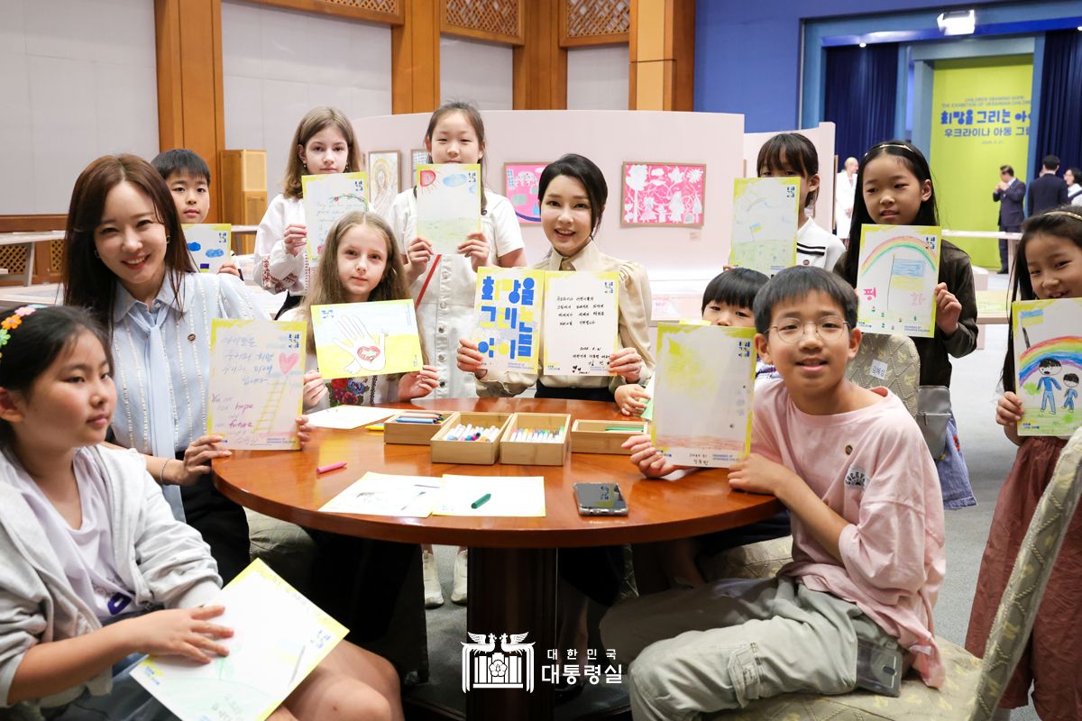 김건희 여사, 우크라이나 아동미술 전시 관람