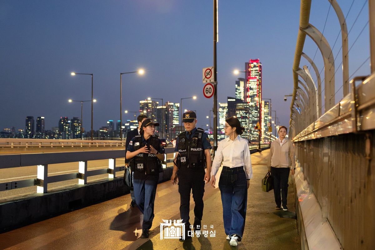 김건희 여사, 자살 예방 및 구조 관계자 격려 방문