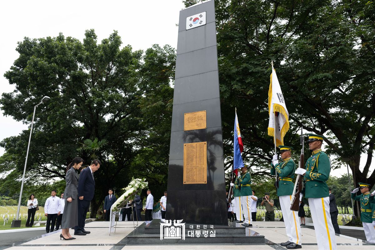 한국전 참전기념비 헌화